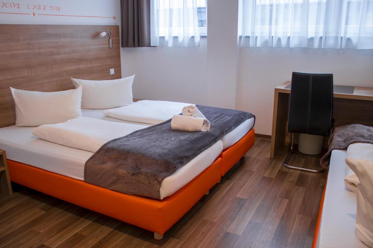 Orange Und 3*