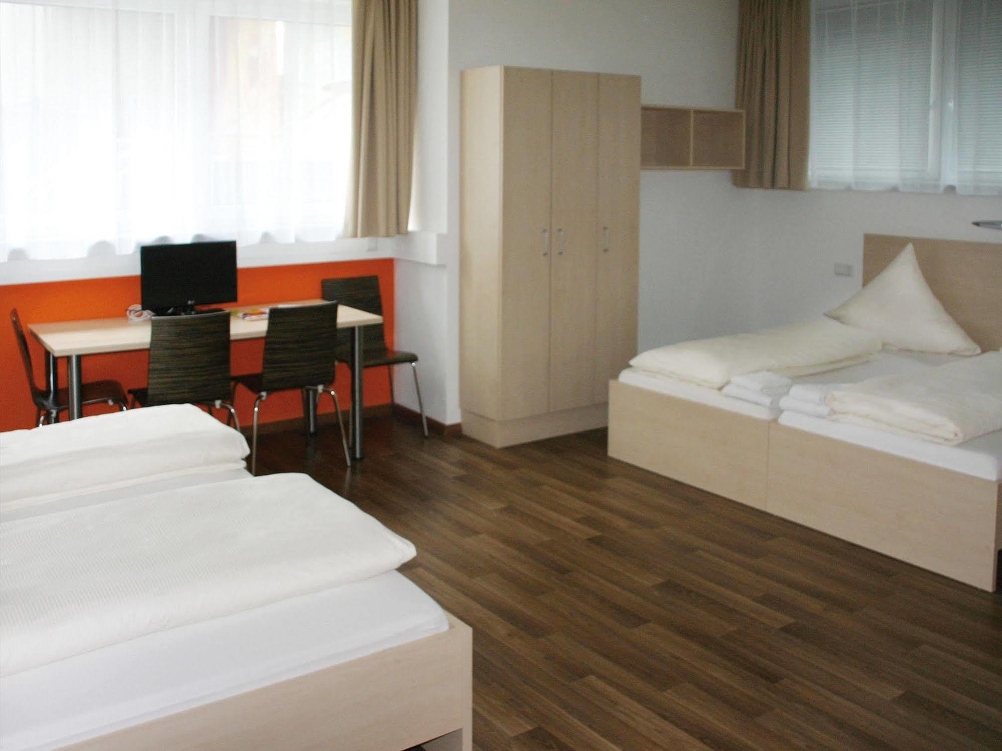 Orange Und 3*